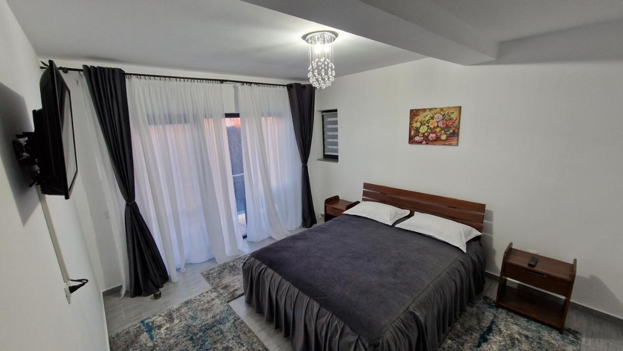 Casa De Vacanta Larisa Novaci-Străini Exteriör bild