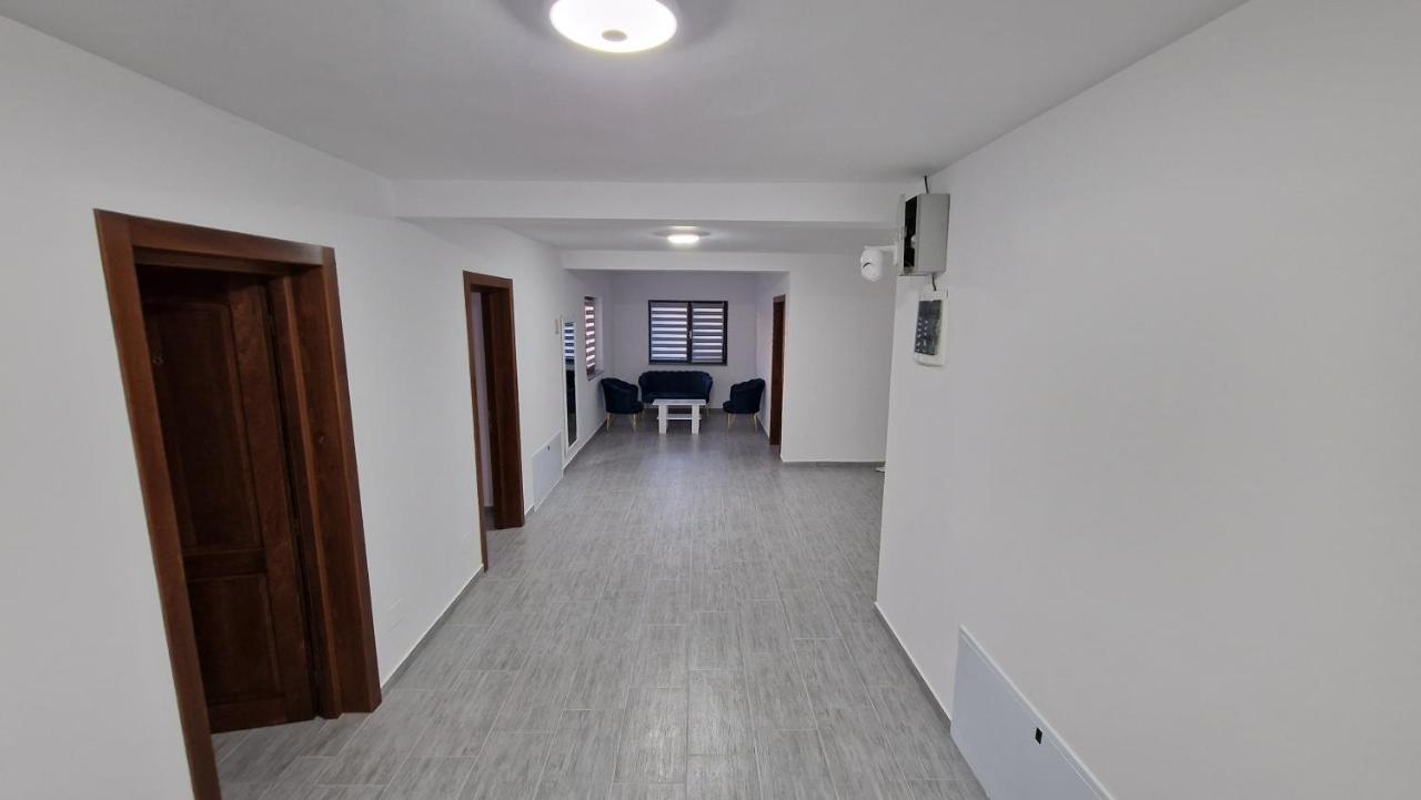 Casa De Vacanta Larisa Novaci-Străini Exteriör bild