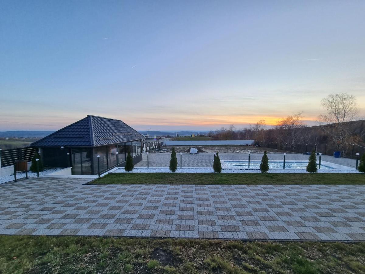 Casa De Vacanta Larisa Novaci-Străini Exteriör bild
