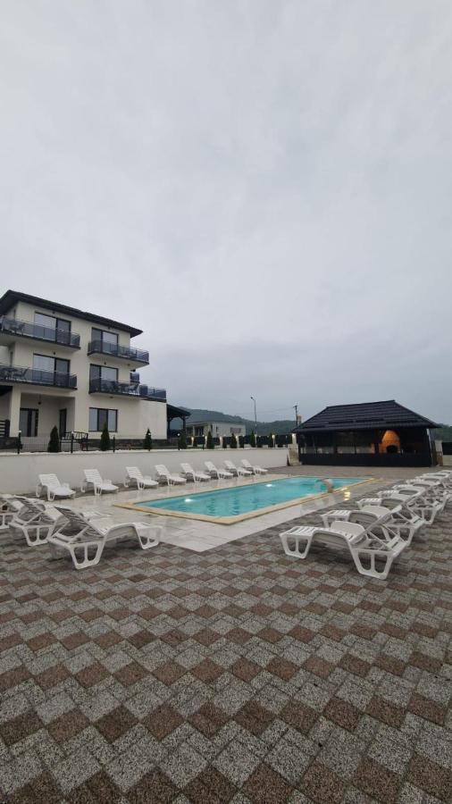 Casa De Vacanta Larisa Novaci-Străini Exteriör bild